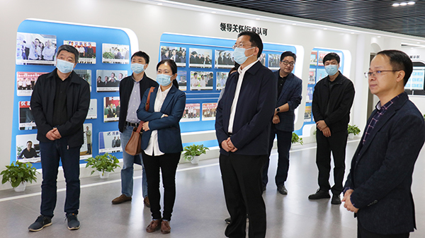 浙江省農(nóng)業(yè)科學(xué)院黨委委員、副院長楊華一行參觀托普云農(nóng)展廳