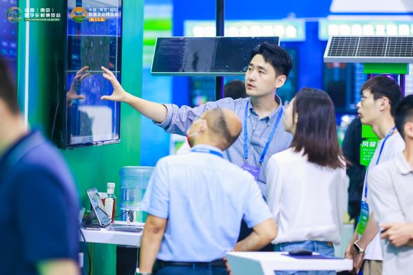 參會(huì)嘉賓參觀“田保姆”便民服務(wù)應(yīng)用